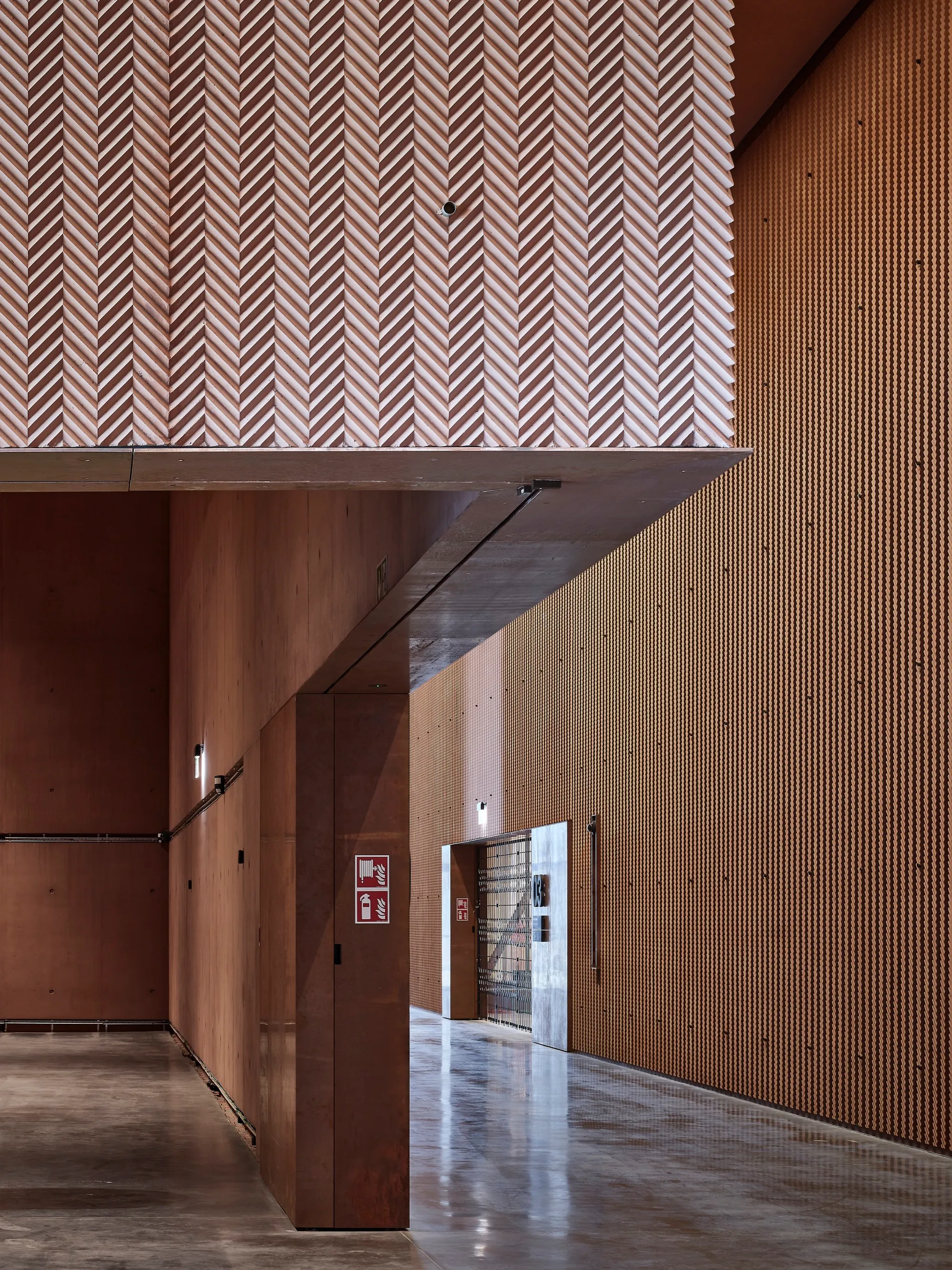 moderne hal met houten muren en een visgraatplafond