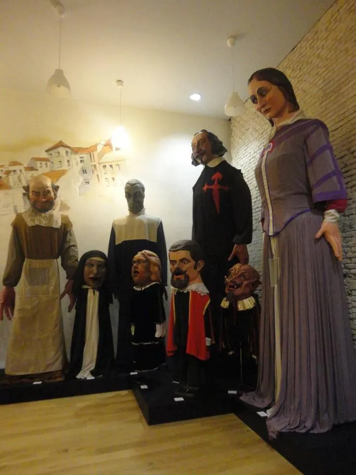Life-sized figures in traditional Spanish attire displayed in a museum gallery