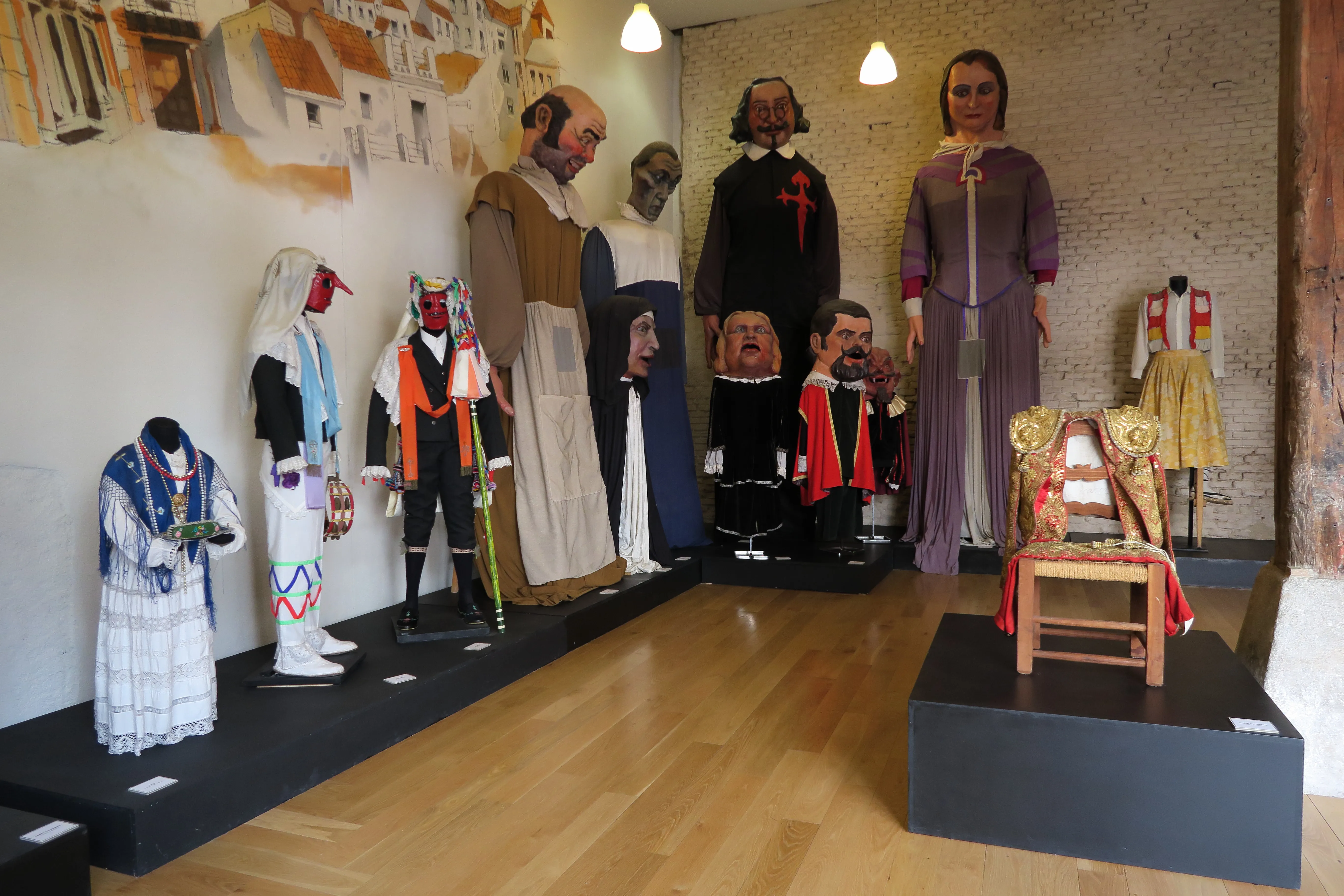Wystawa tradycyjnych hiszpańskich strojów i manekinów w strojach ludowych w Muzeum Sztuki Ludowej i Tradycji