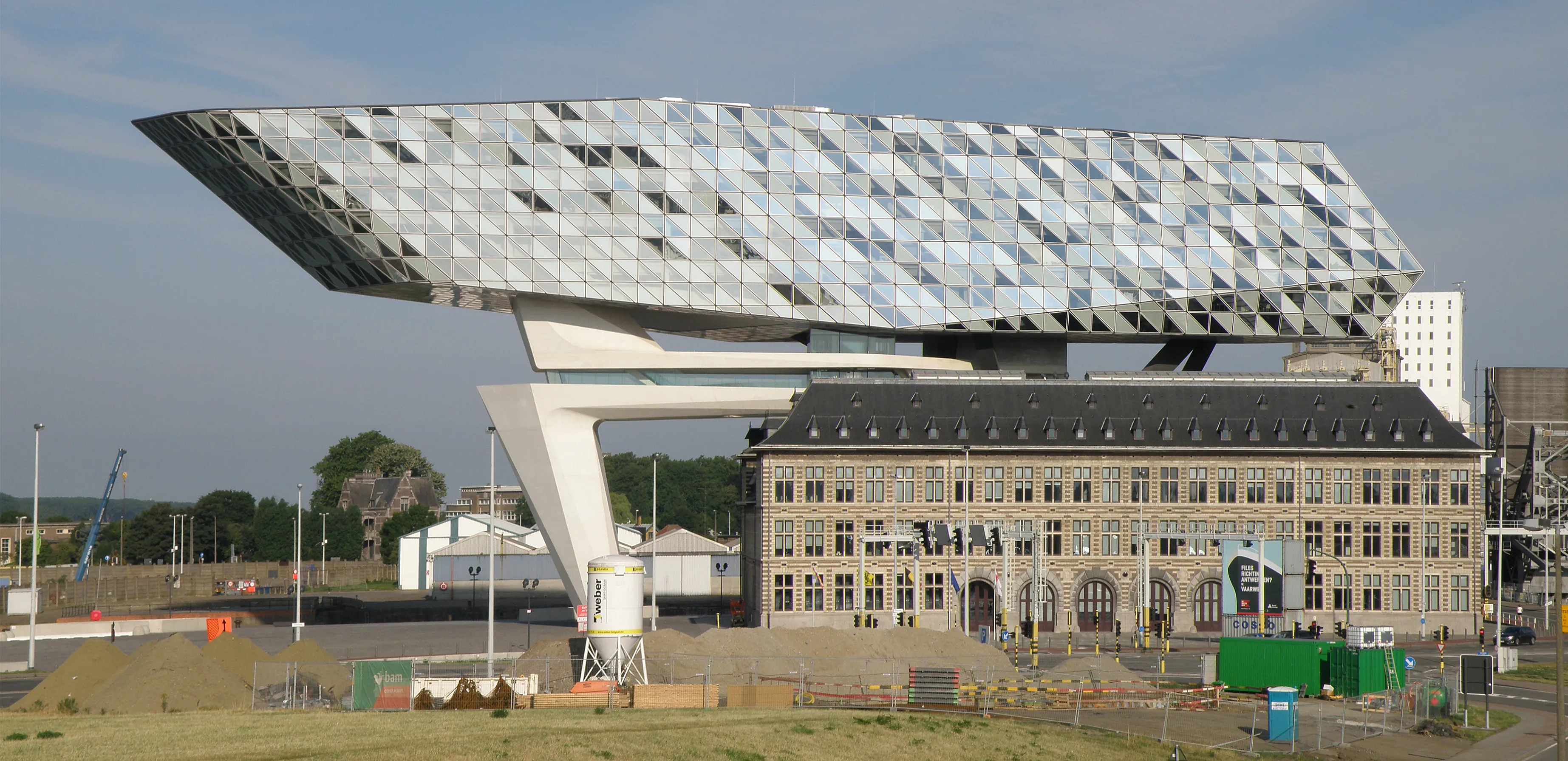 El Havenhuis de Amberes, con su extensión de cristal angular y cristalina diseñada por Zaha Hadid que flota sobre un histórico edificio de bomberos de ladrillo