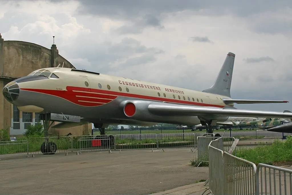 Een Tupolev TU-104A vliegtuig met de beschildering van Czech Airlines tentoongesteld in een openlucht luchtvaartmuseum.