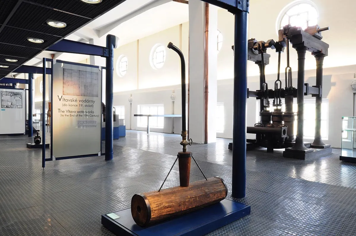 Interieur van het Museum van de Praagse Waterwerken met historische waterpompen en industriële machines te bezichtigen