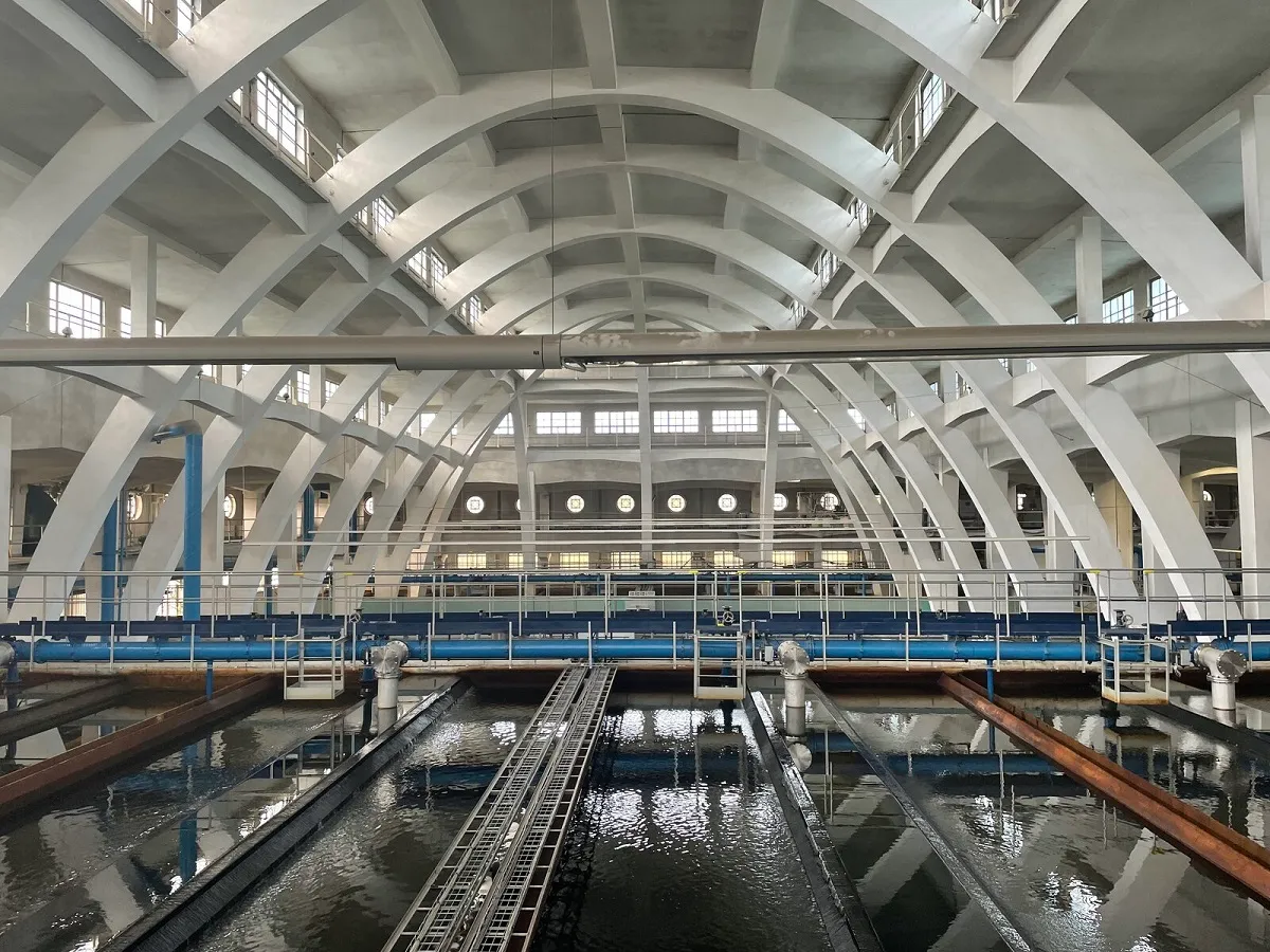 Interieur van het Museum van de Praagse Waterwerken met een hoog gewelfd plafond, witte steunbalken en grote watertanks