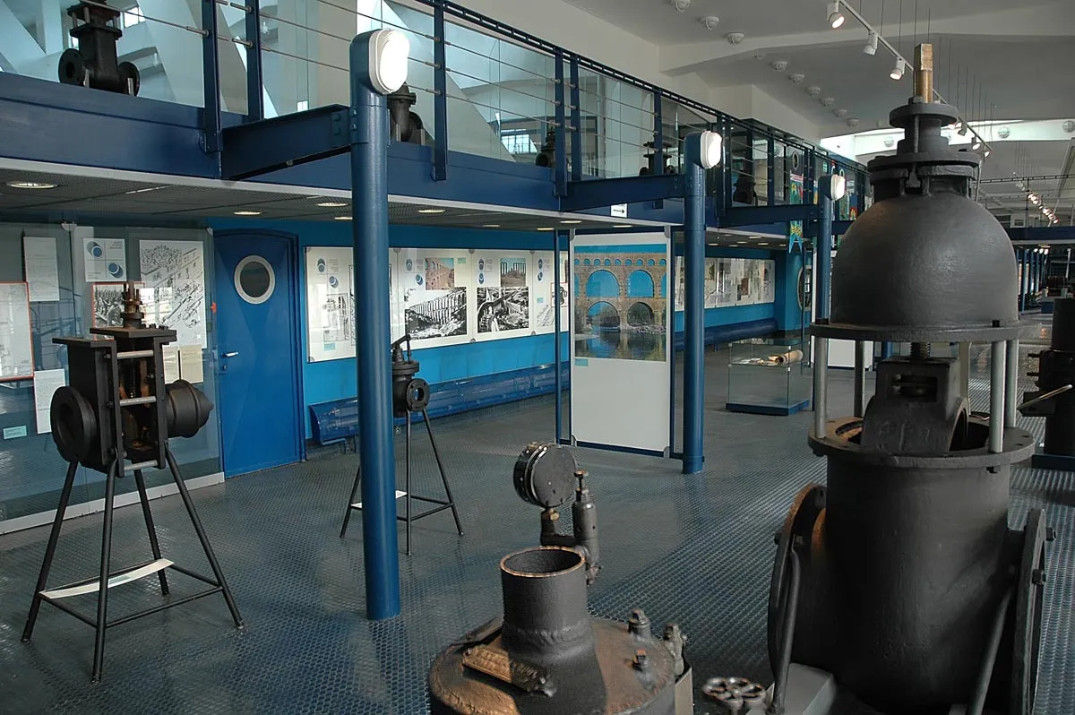 Interieur van het Museum van de Praagse Waterwerken met grote industriële pompen en machines te zien