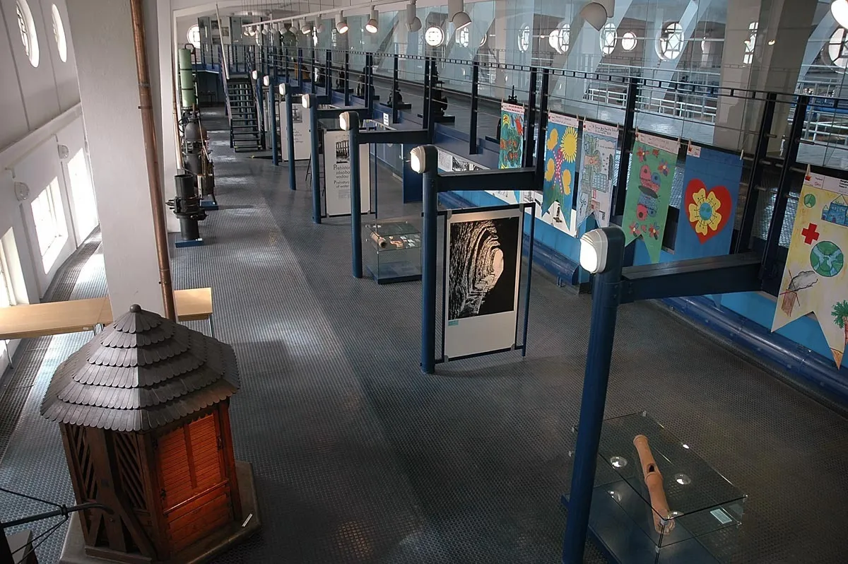 Interieur van het Museum van de Praagse Waterwerken met vitrines, informatiepanelen en een model watertoren