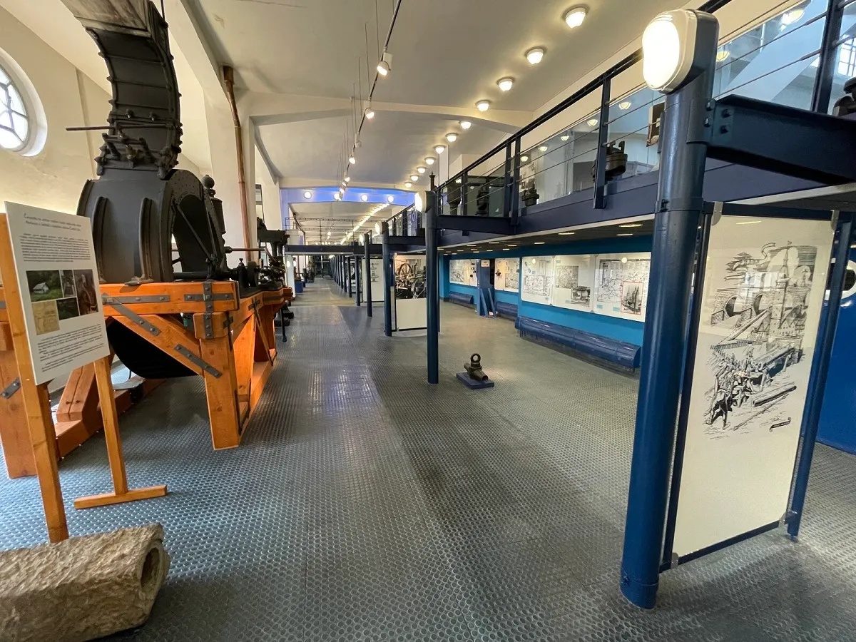 lange hal van het Museum van de Praagse Waterwerken met industriële machines en displaypanelen