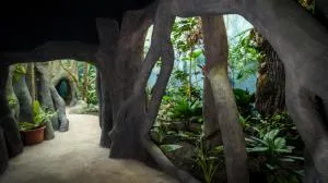 Bovengrondse tentoonstelling met kunstmatige boomstammen en tropische planten