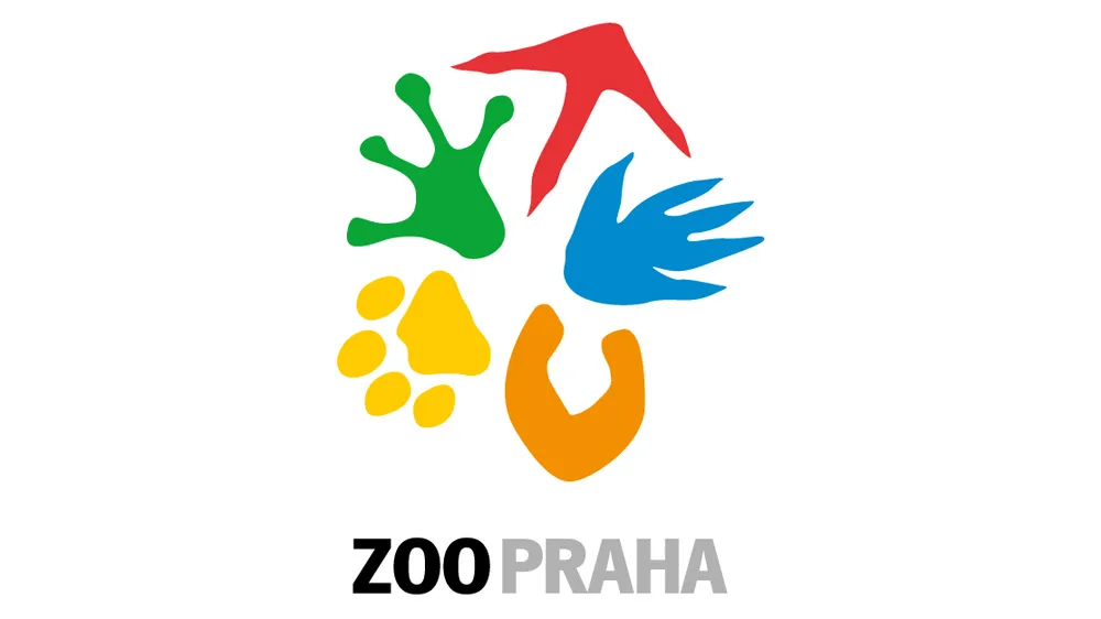 Kleurrijk logo van Praagse dierentuin met dierenpootafdrukken en handafdrukken in groen, rood, blauw, geel en oranje, met de tekst 'ZOO PRAHA' eronder.