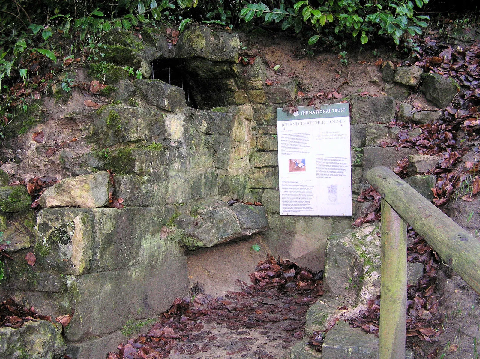 Reprezentatywny widok na Prior Park Landscape Garden w Bath.