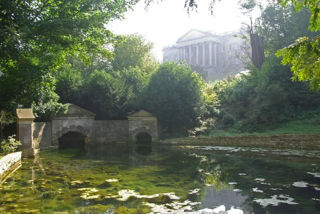 Widok z zewnątrz na Prior Park Landscape Garden w Bath.