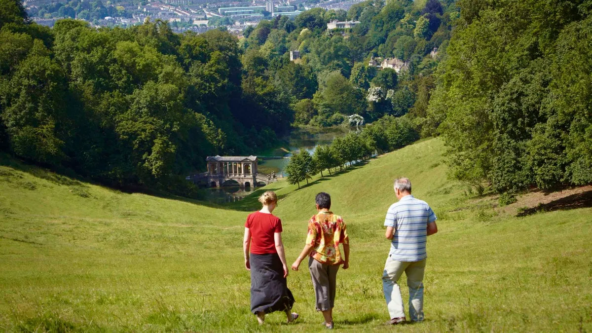 Widok z zewnątrz na ogród Prior Park Landscape Garden w Bath.