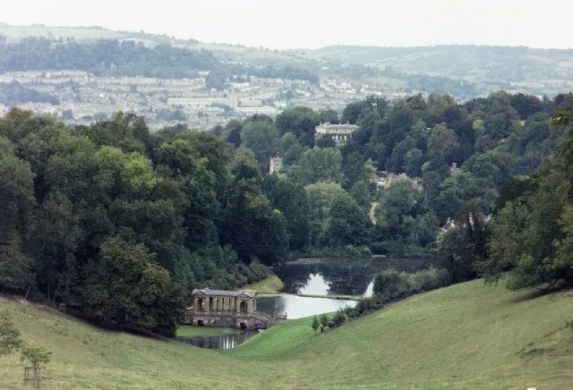 Widok zewnętrzny ogrodów Prior Park Landscape Garden w Bath.