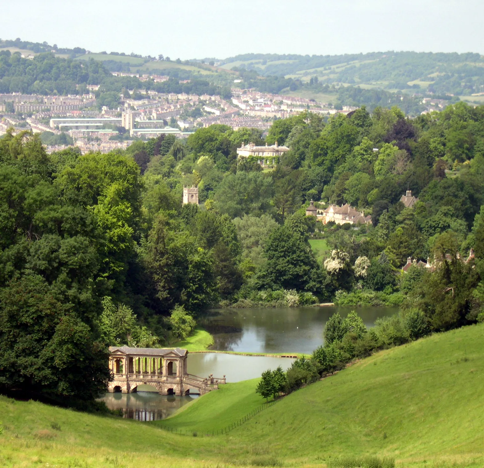 Widok z zewnątrz na Prior Park Landscape Garden w Bath.