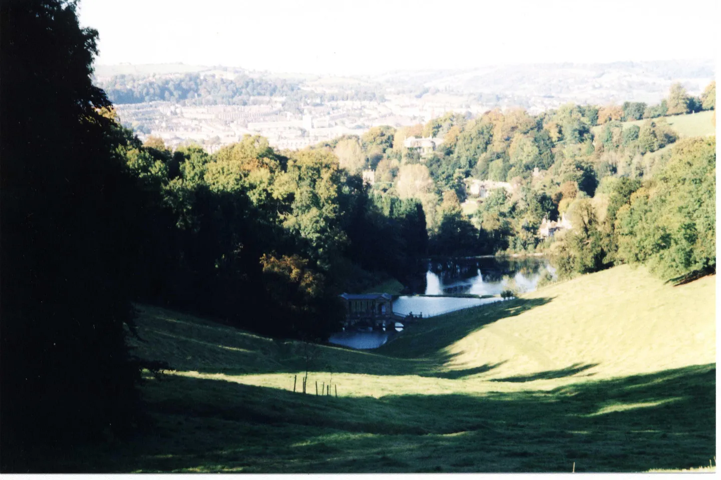 Widok z zewnątrz na Prior Park Landscape Garden w Bath.