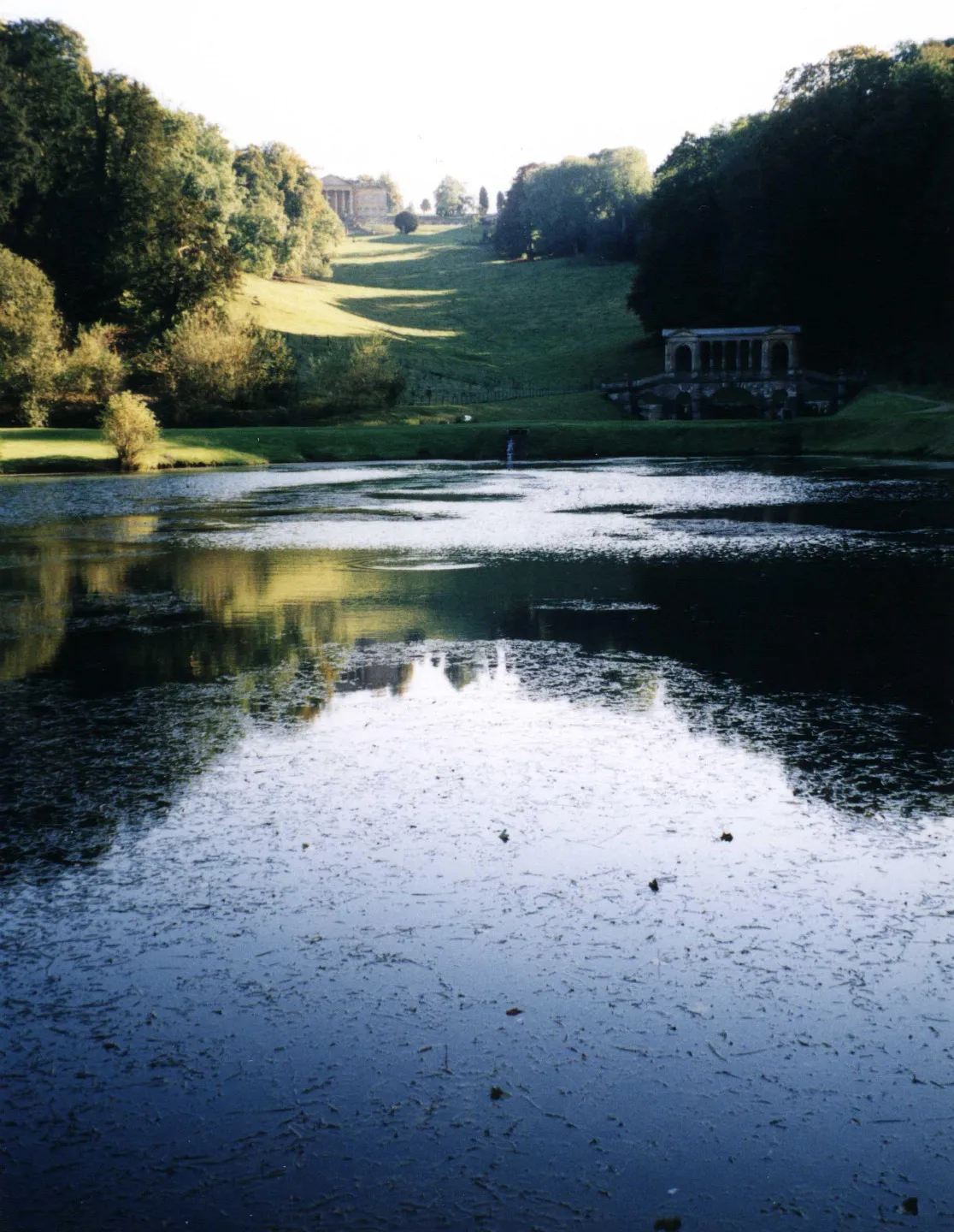 Widok z zewnątrz na Prior Park Landscape Garden w Bath.