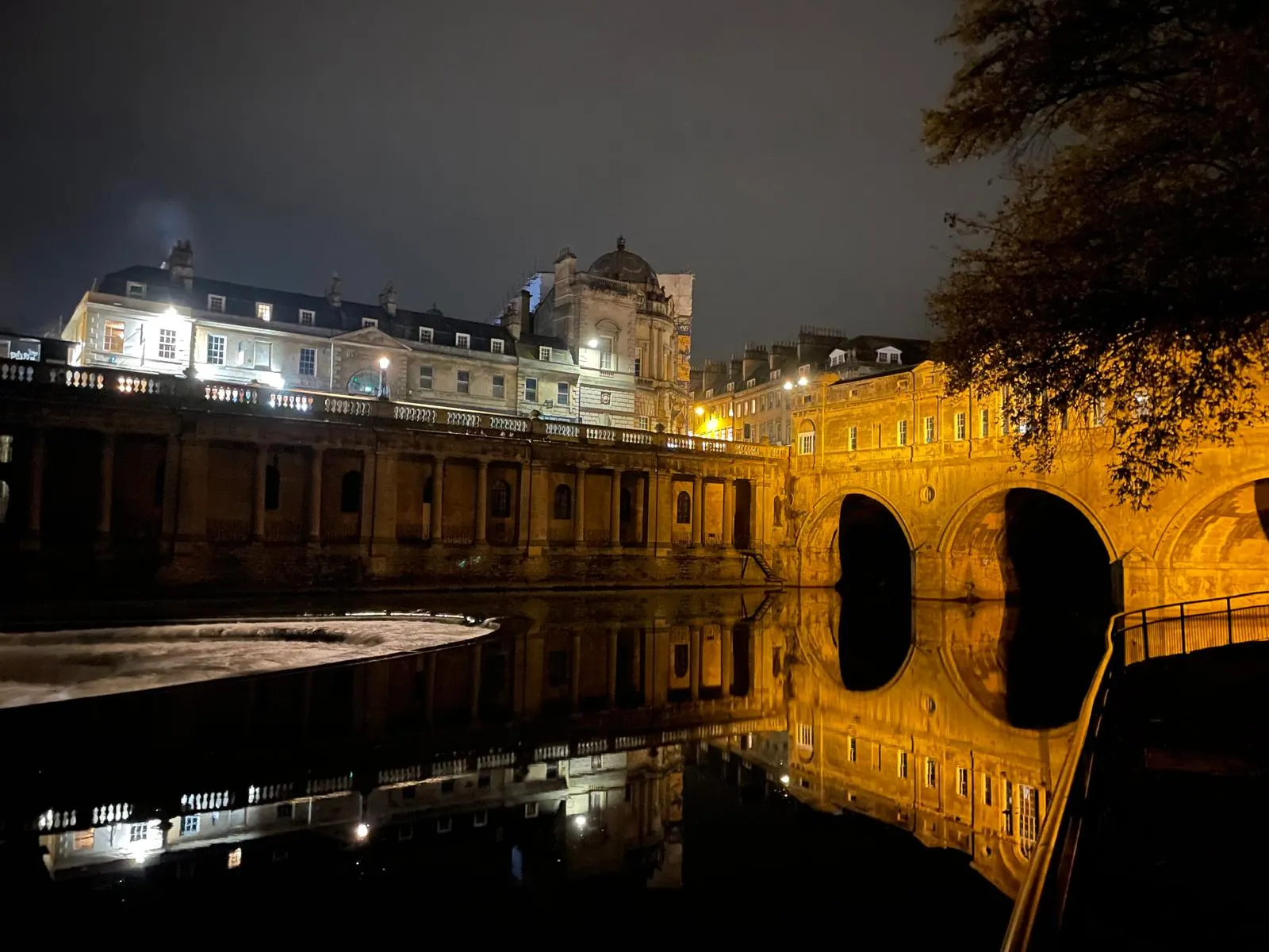 Vista exterior del puente Pulteney en Bath.