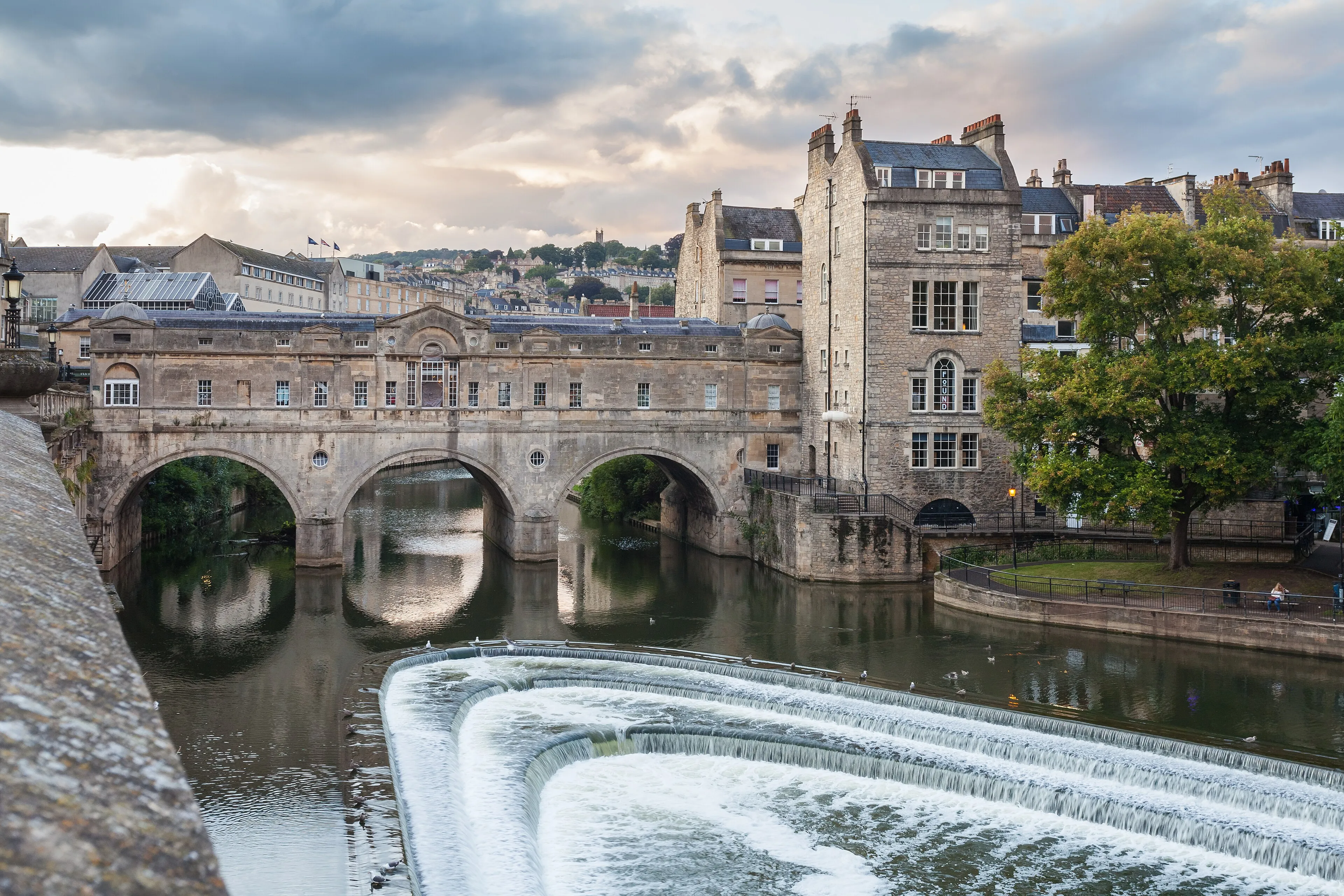 Vista exterior del puente Pulteney en Bath.