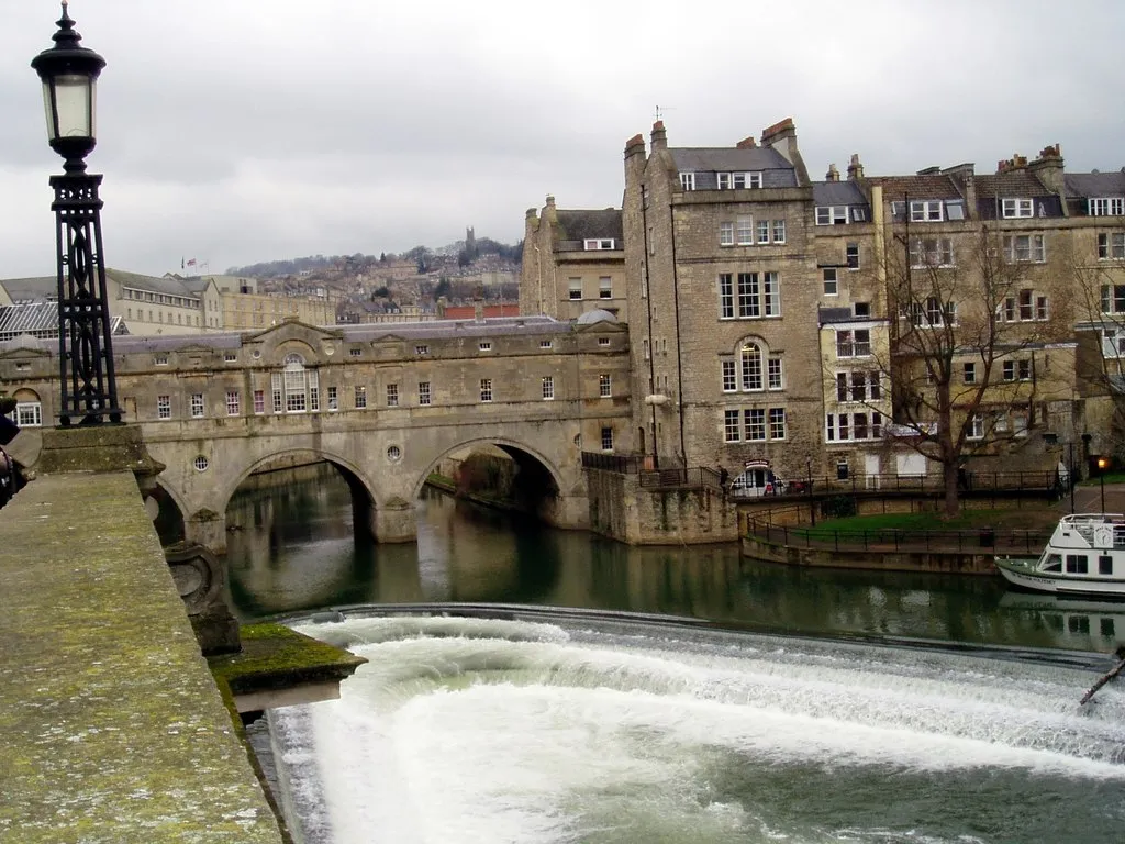 Vista exterior del Pulteney Bridge en Bath.