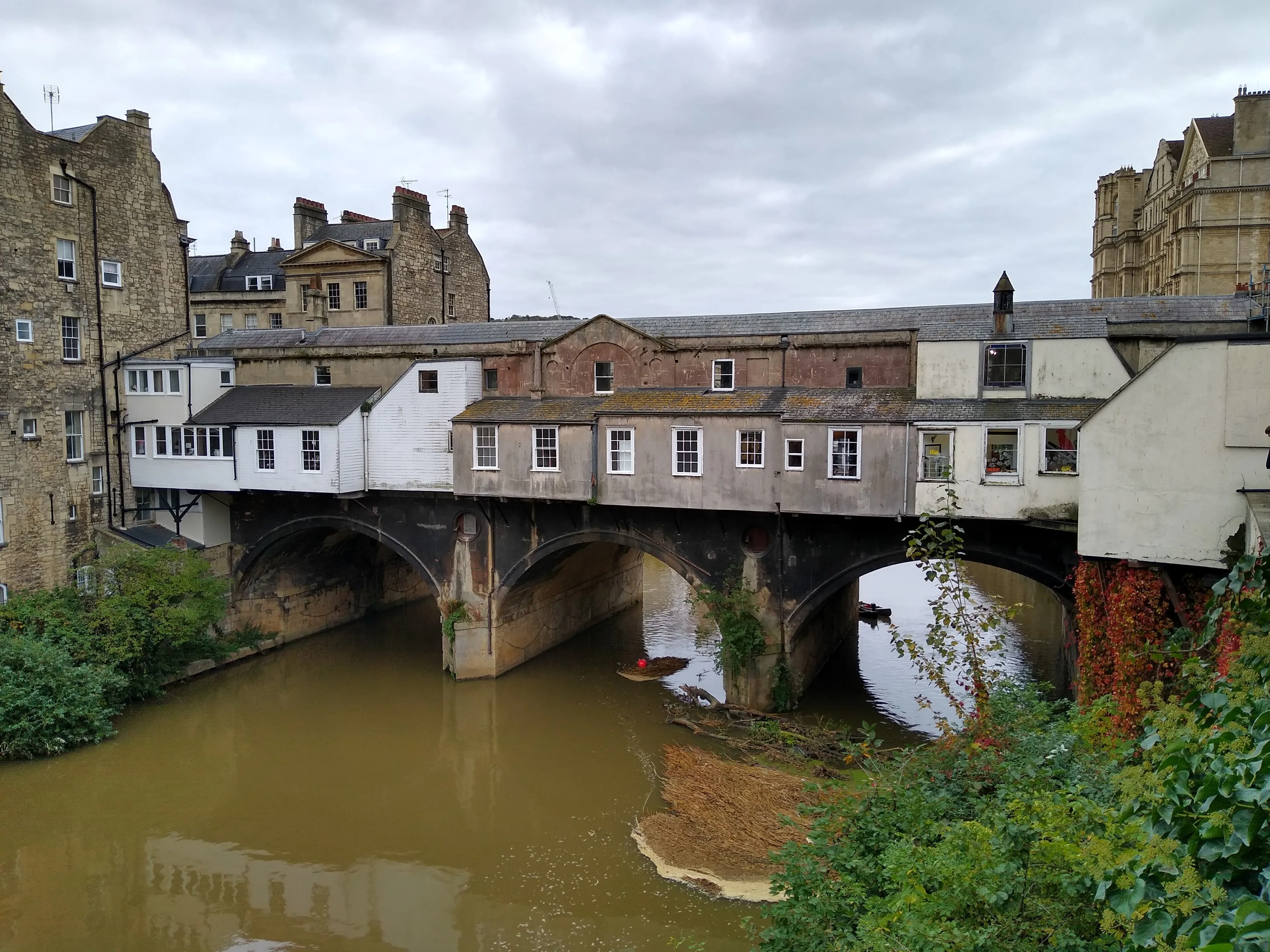 Vista exterior del Pulteney Bridge en Bath.
