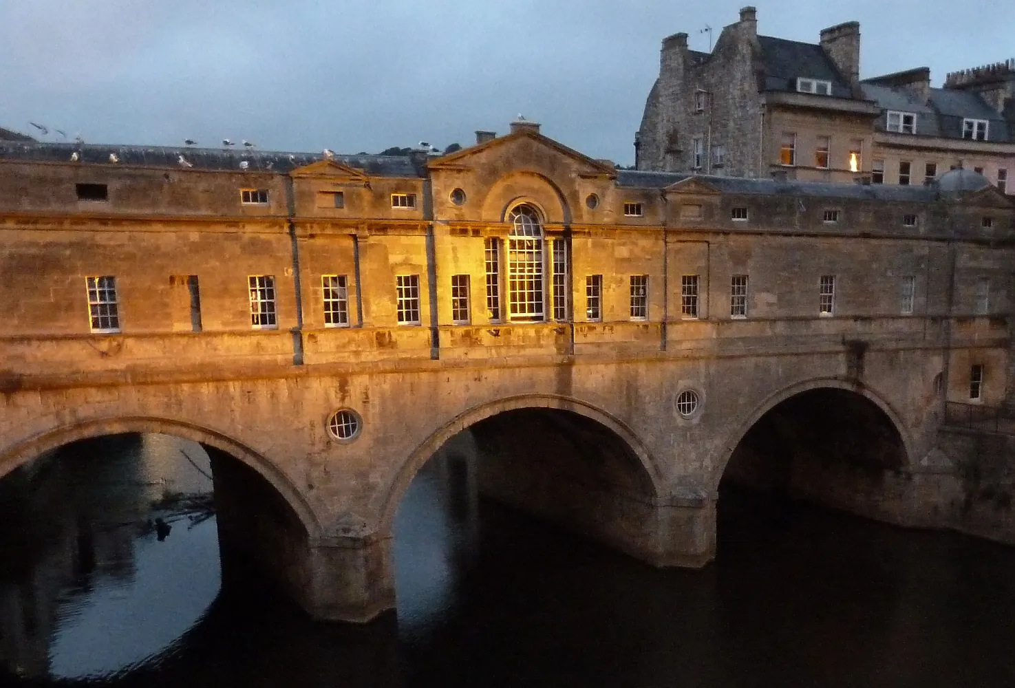 Vista exterior del Pulteney Bridge en Bath.
