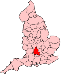 Mapa de Inglaterra que muestra Oxfordshire resaltado en rojo entre los condados sombreados en rosa