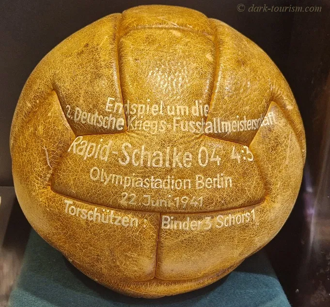 Een versleten, vintage voetbal met reliëftekst in het Duits, met details van een wedstrijd uit 1941.