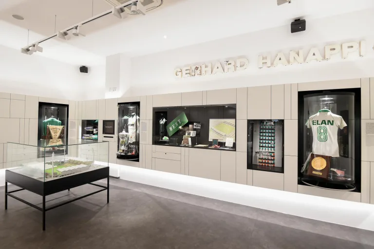 Interieur van museum Rapideum met vitrines, glazen tafel en muurbekleding