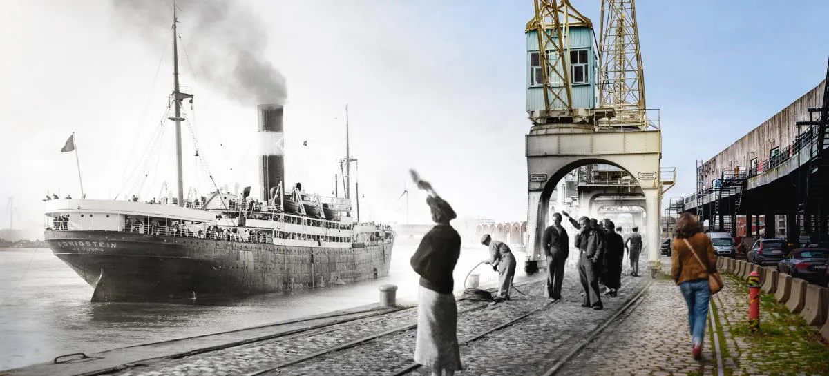 Imagen compuesta que muestra un histórico barco de vapor en blanco y negro atracado a la izquierda, y a la derecha, visitantes modernos caminando por un muelle de adoquines junto a una gran grúa portuaria.