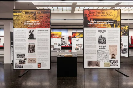 Dos grandes paneles expositivos con texto e imágenes históricas en una sala de museo