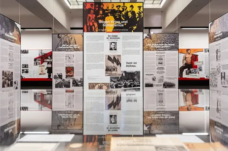 paneles de exposición con fotografías históricas y texto en una galería de museo