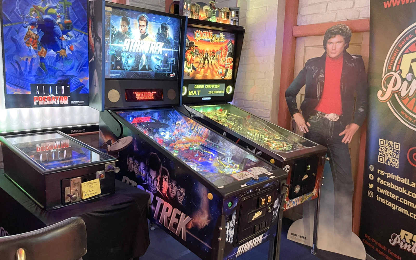 Máquina de pinball y juego arcade de Star Trek en un museo de videojuegos retro