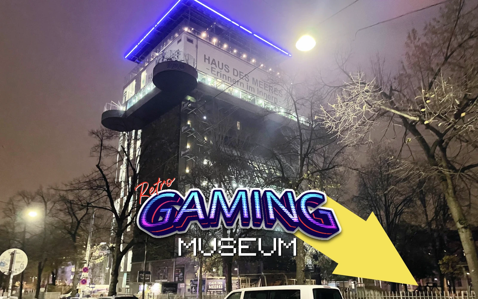 Vista nocturna del edificio del Museo de Retro Gaming con un gran letrero iluminado y luces de neón azules