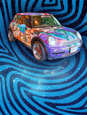 Kolorowo ozdobiona Mini Cooper z ilustracjami na niebieskim tle w kształcie spirali z efektami błysków
