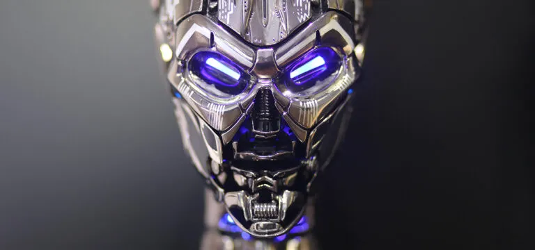 close-up van een robotkop met gloeiende blauwe ogen