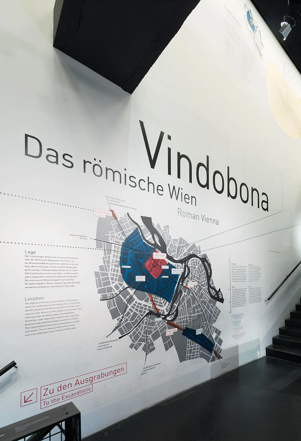 Wyświetlacz ścienny w Römermuseum pokazujący mapę rzymskiego Wiednia z tekstem w języku niemieckim i angielskim