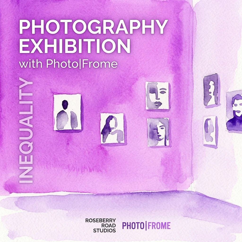 Póster de acuarela morada que anuncia la exposición de fotografía inEquality con Photo|Frome en Roseberry Road Studios, que muestra retratos enmarcados ilustrados en la pared de una galería.