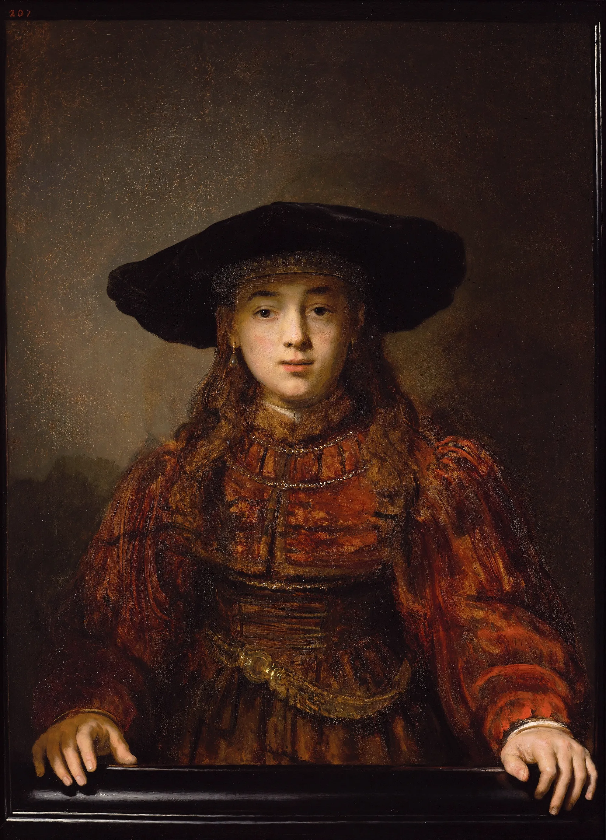 Een portretschilderij van een jonge vrouw met een zwarte hoed en een rood patroonjurk, met haar handen rustend op een donker frame
