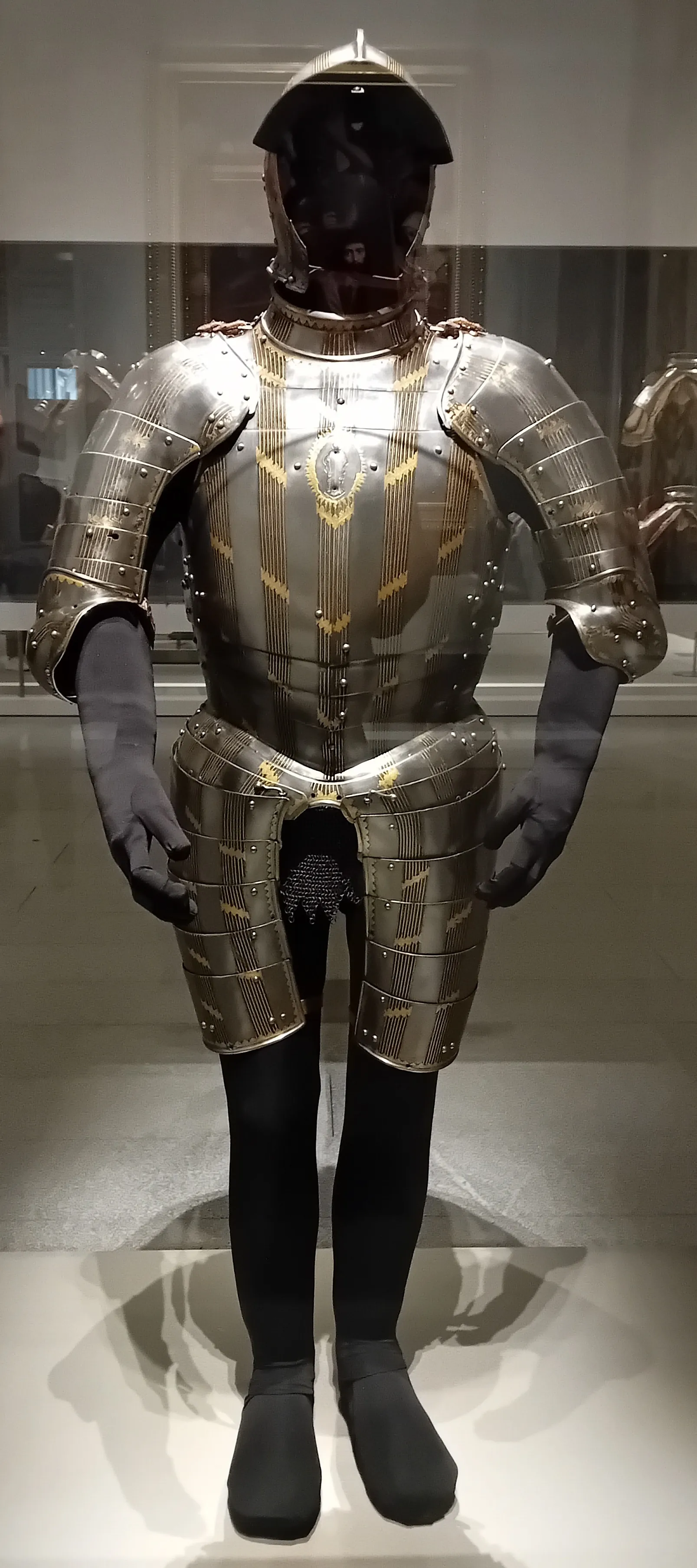 pełna zbroja z pozłacanymi detalami wystawiona w muzeum