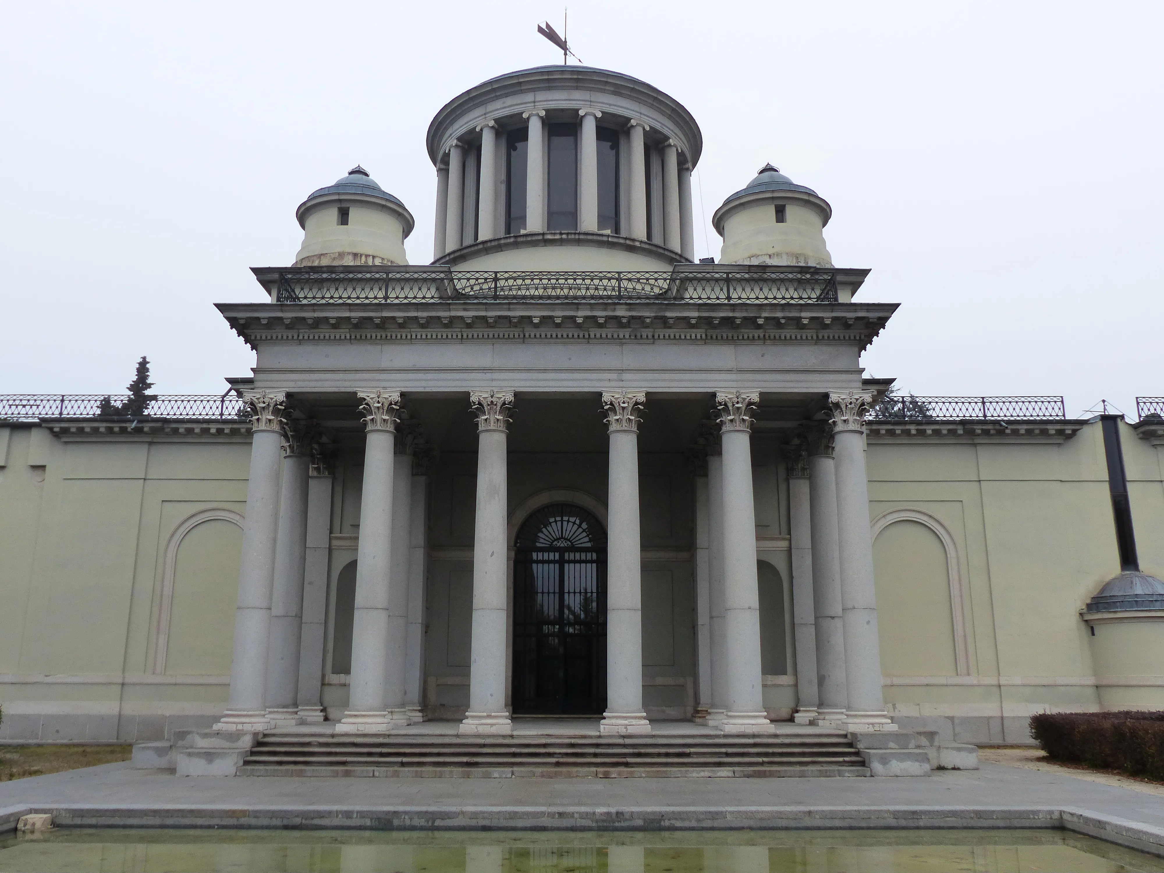 Neoklasycystyczny budynek z kolumnami i kopułami, Królewskie Obserwatorium w Madrycie