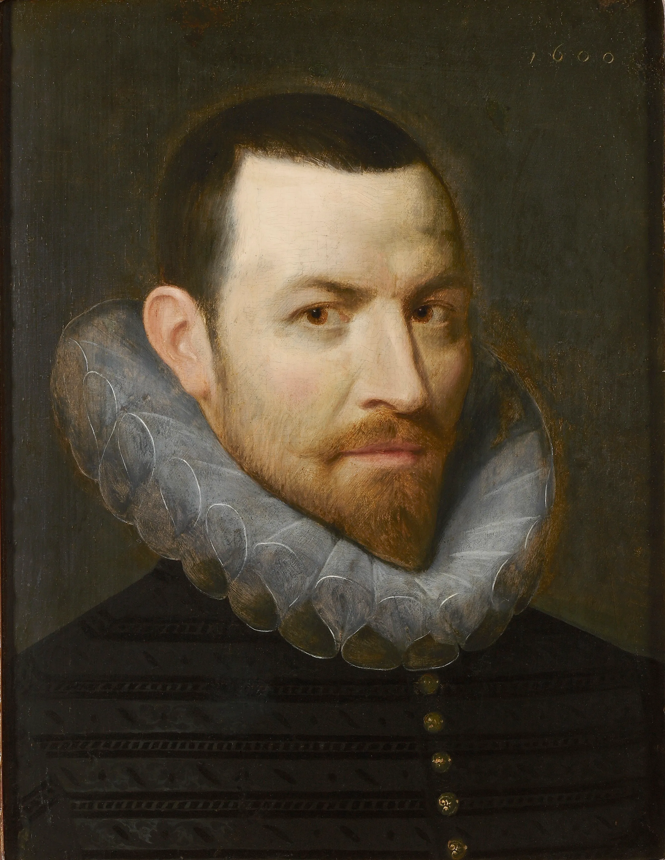 Retrato de un hombre con barba rojiza que viste un gran cuello de lechuguilla blanco y un jubón oscuro, fechado en 1600 en la esquina superior derecha