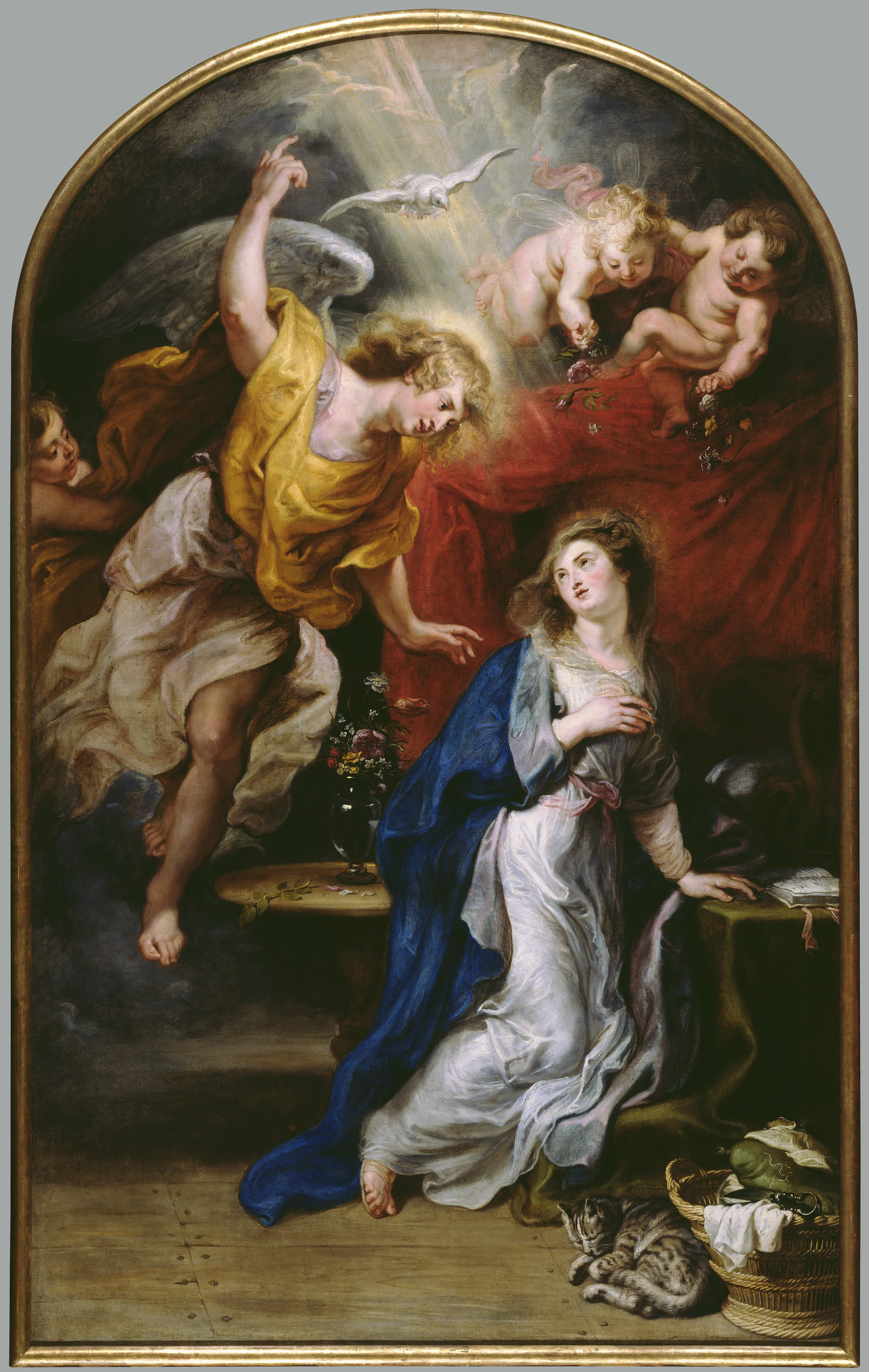 Pintura barroca arqueada que muestra a un ángel con túnicas amarillas descendiendo hacia una mujer arrodillada vestida de azul y blanco, con querubines y una paloma arriba