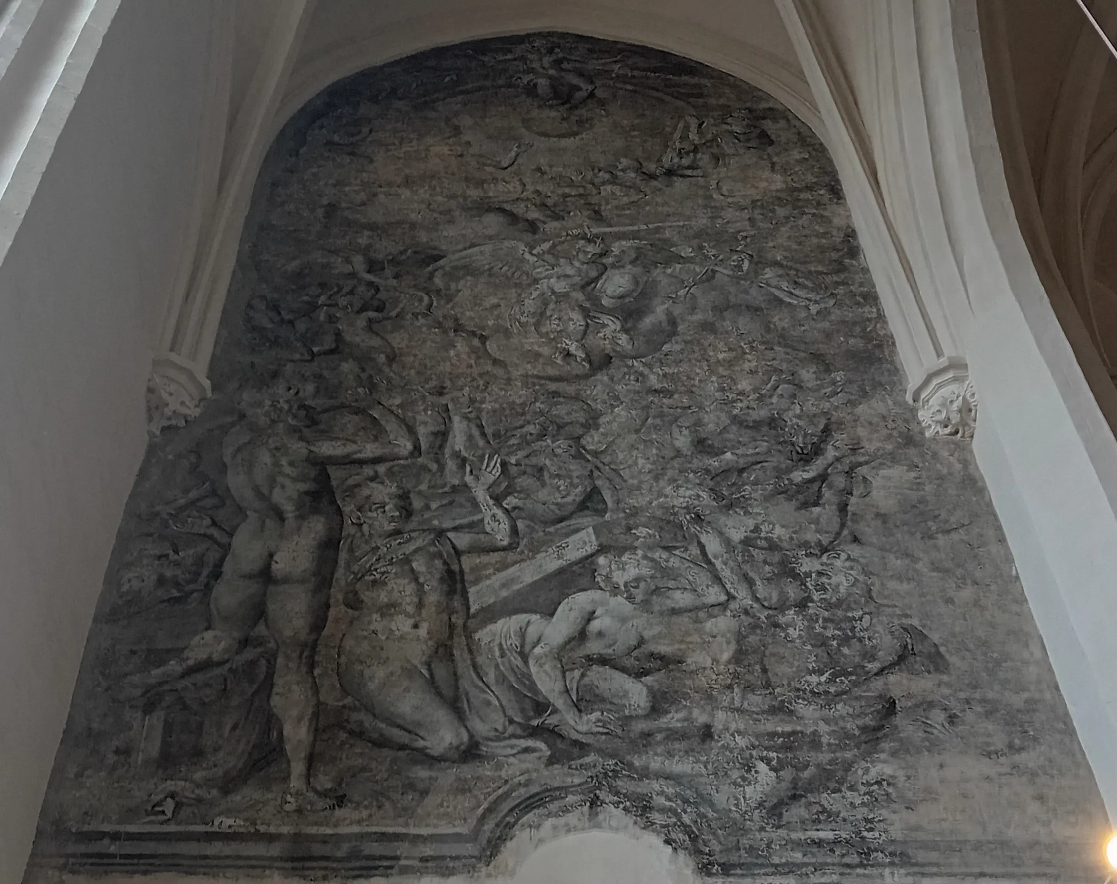 Gran mural monocromo que representa el Juicio Final con múltiples figuras, situado dentro de una hornacina arqueada en la St James' Church