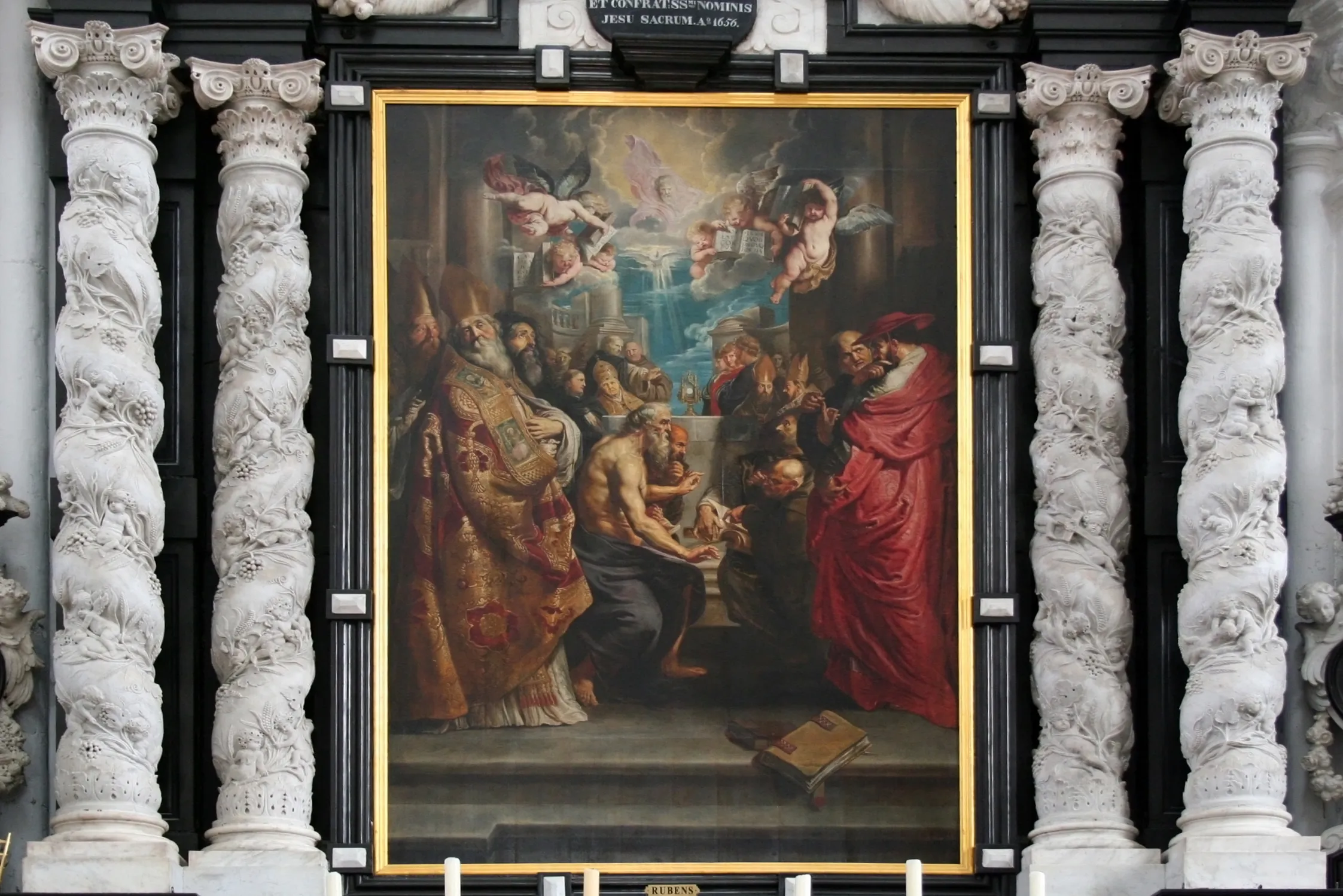 Gran pintura al óleo barroca que representa una escena religiosa con múltiples figuras con túnicas, enmarcada en oro y flanqueada por columnas salomónicas blancas ornamentadas y retorcidas dentro de una iglesia.