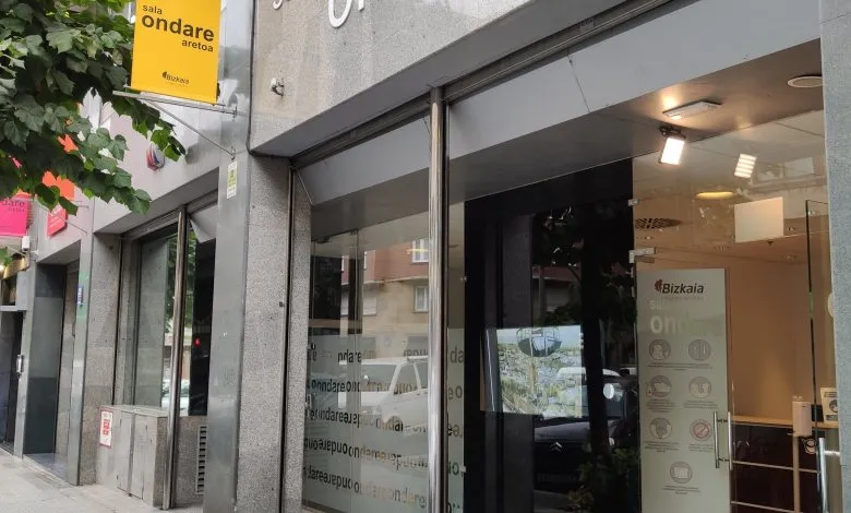 Street-level view of the Sala Ondare entrance featuring a yellow sign and large glass storefront windows.