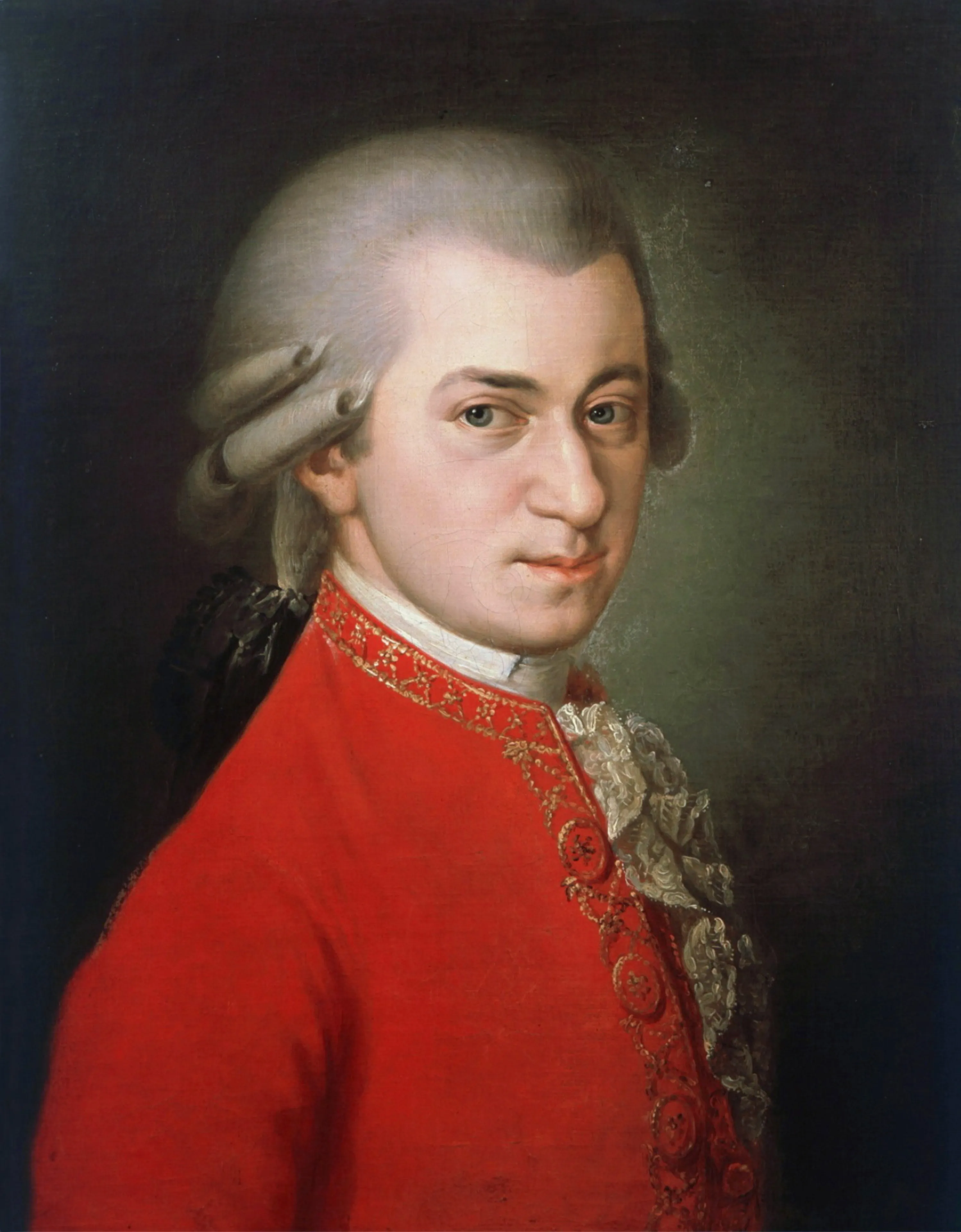 Retrato de Wolfgang Amadeus Mozart con una casaca roja con bordados dorados y una peluca empolvada sobre un fondo oscuro.