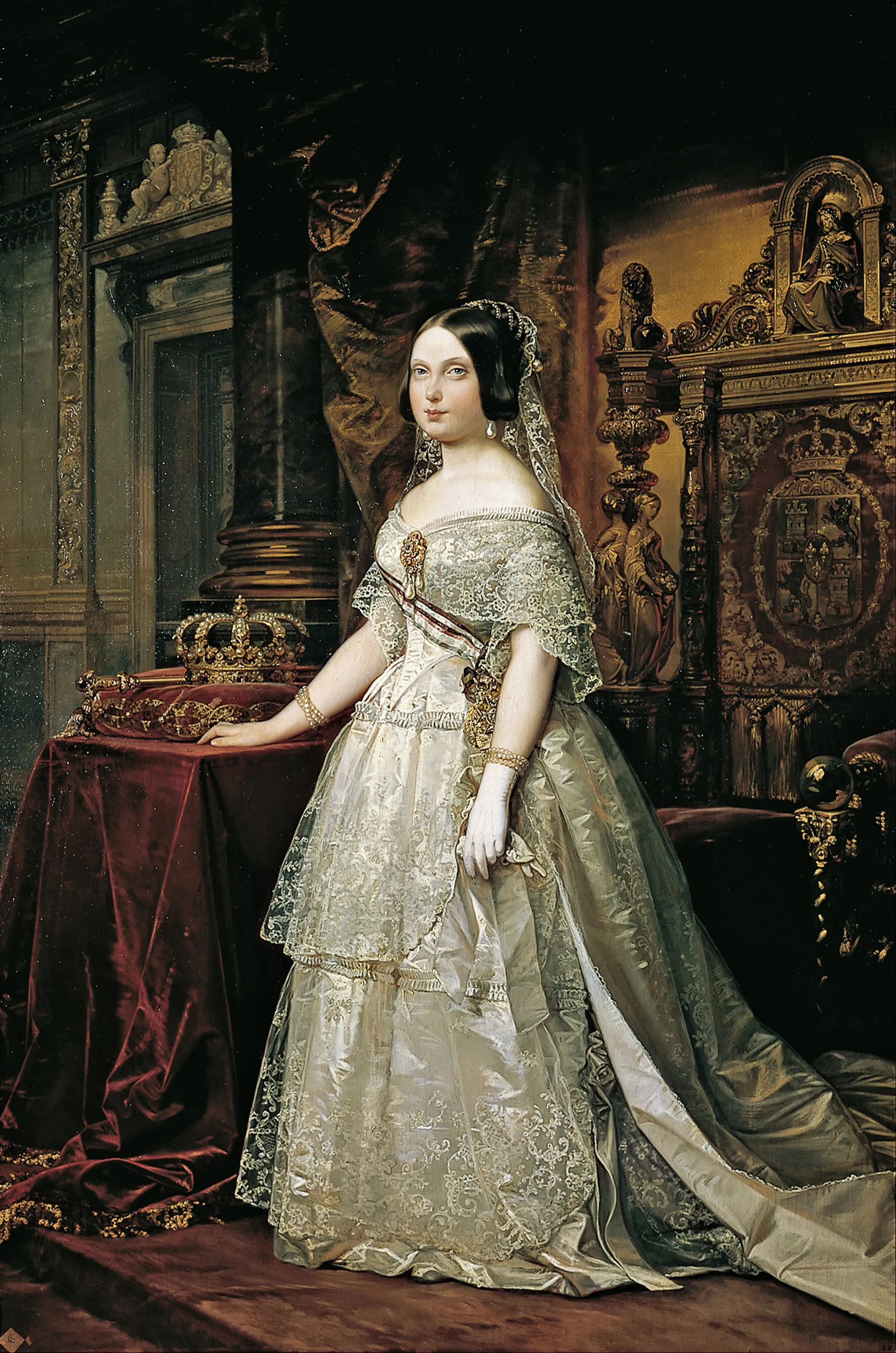 Een vrouw in een luxueuze, lichtgekleurde japon met kant en borduurwerk staat naast een roodgedrapeerde tafel met een kroon erop, in een rijkelijk versierd interieur met een troon en sierlijke muren.