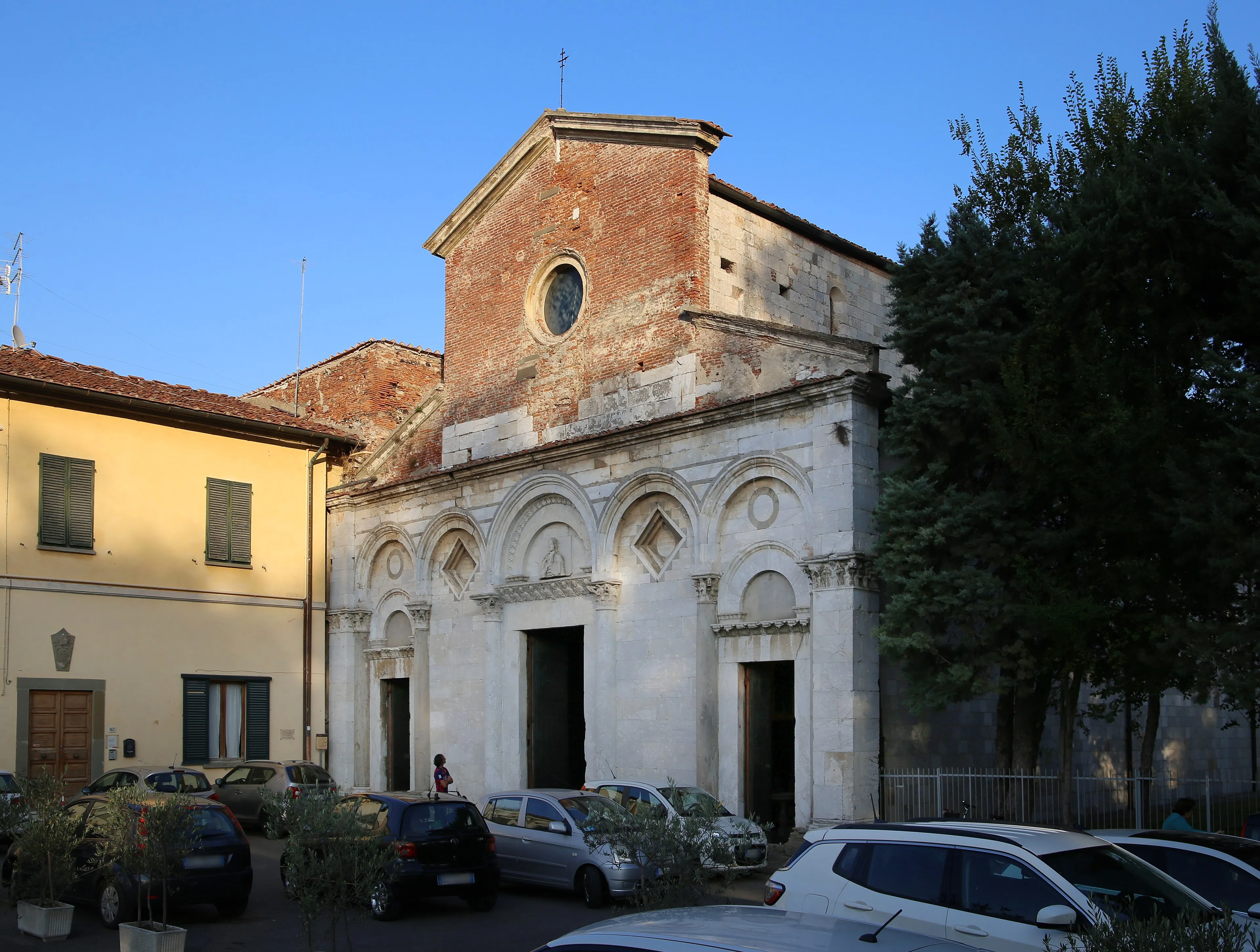 Exterior view of San Michele degli Scalzi in Pisa.