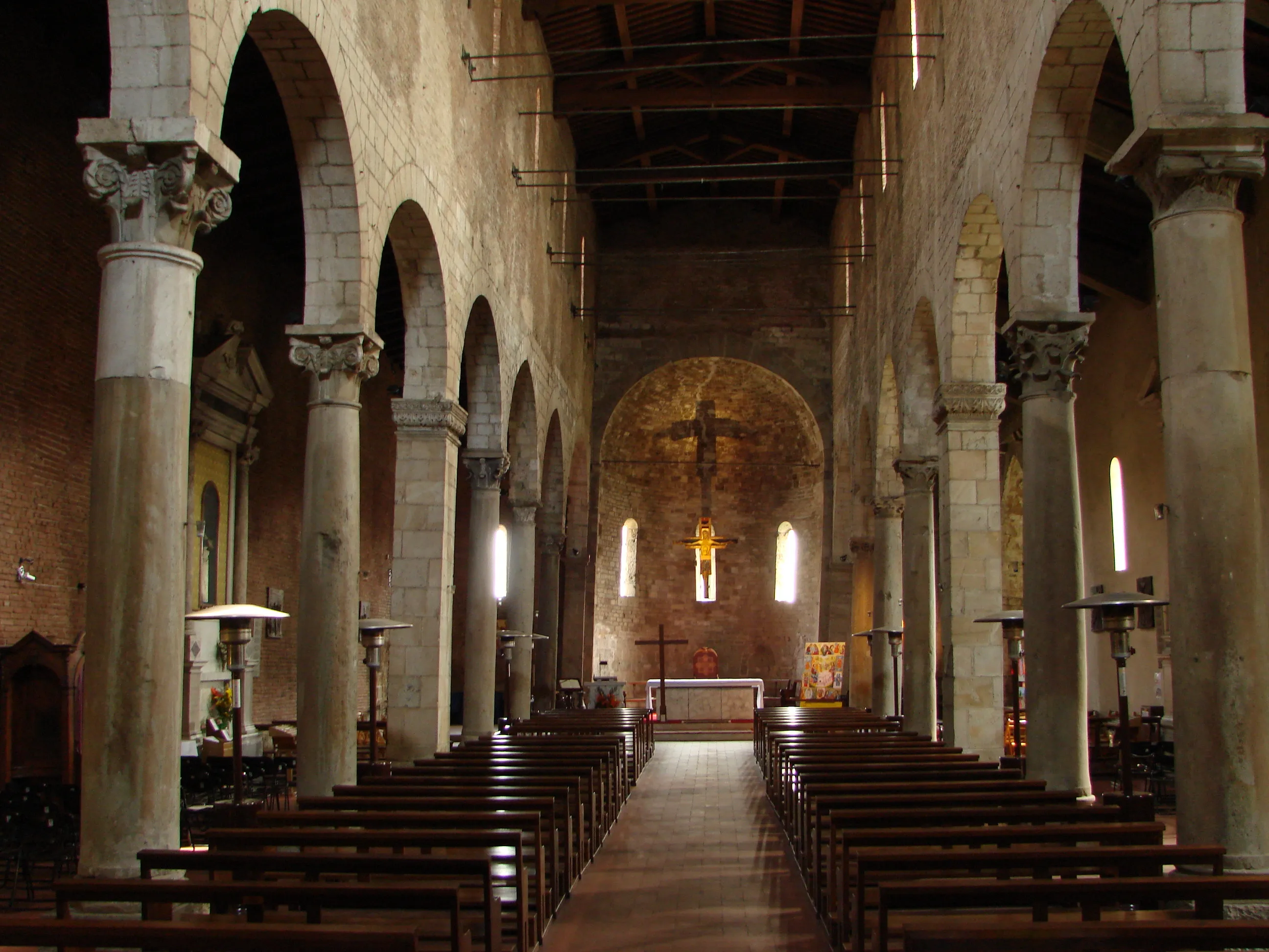 Vista interior de San Michele degli Scalzi en Pisa.