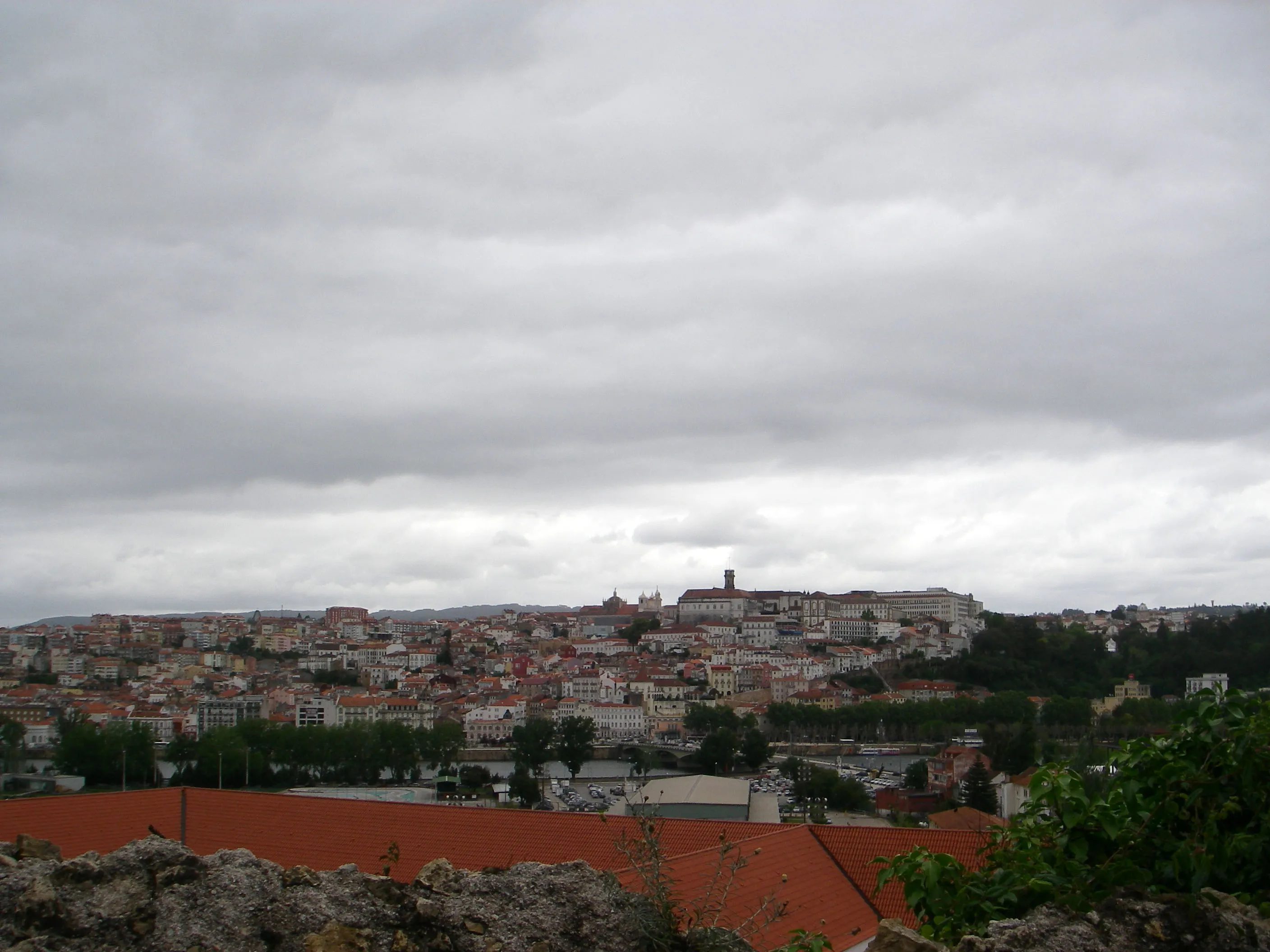 Vista representativa del Monasterio de Santa Clara-a-Nova en Coímbra.