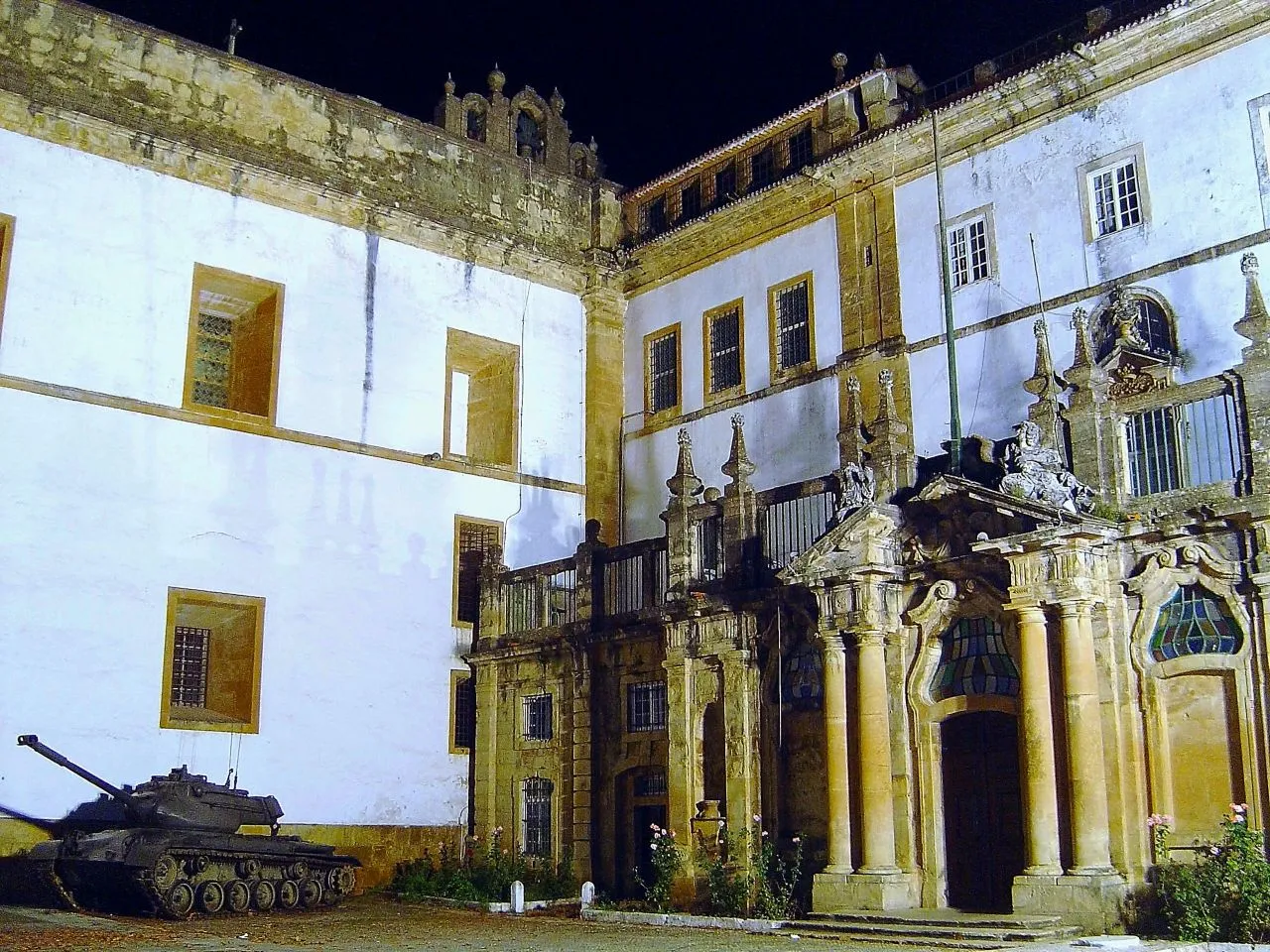 Vista exterior del Monasterio de Santa Clara-a-Nova en Coímbra.